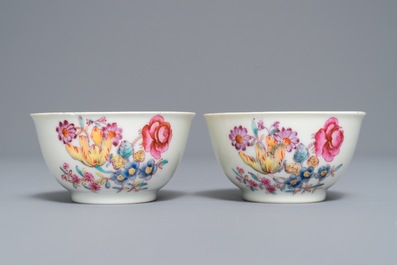 Een paar Chinese famille rose koppen en schotels met fijn floraal decor, Qianlong