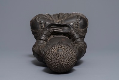 Une figure d'Amithaba Bouddha en bronze aux traces de laque et dorure, Chine, Ming