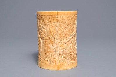 Un pot &agrave; pinceaux en ivoire sculpt&eacute; &agrave; d&eacute;cor des 'Sept sages de la for&ecirc;t de bambous', 18&egrave;me