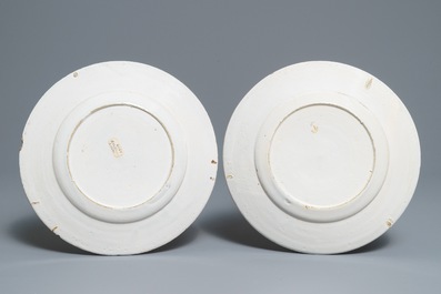 Een paar polychrome Delfts borden in gemengde techniek met bijbels decor, 18e eeuw