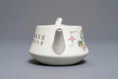 Une th&eacute;i&egrave;re couverte en biscuit &eacute;maill&eacute; de style qianjiang cai, Chine, dat&eacute;e 1894