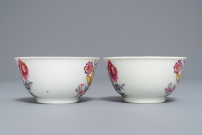 Een paar Chinese famille rose koppen en schotels met fijn floraal decor, Qianlong