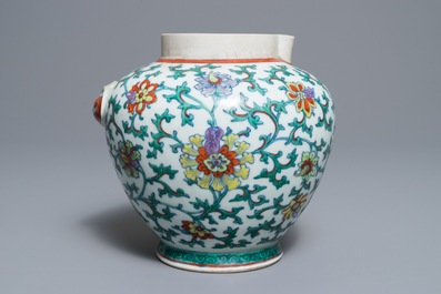 Une verseuse de type 'sengmaohu' en porcelaine de Chine doucai, Kangxi