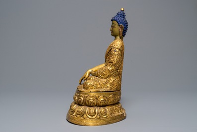 Une figure de Bouddha en bronze dor&eacute; incrust&eacute; de turquoise et corail, Tibet, 19/20&egrave;me