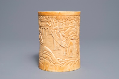 Un pot &agrave; pinceaux en ivoire sculpt&eacute; &agrave; d&eacute;cor des 'Sept sages de la for&ecirc;t de bambous', 18&egrave;me
