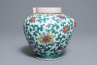 Une verseuse de type 'sengmaohu' en porcelaine de Chine doucai, Kangxi