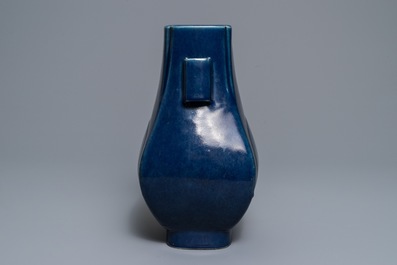 Een Chinese monochrome blauwe 'fanghu' vaas, Guangxu merk en periode