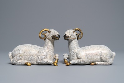 Een paar Chinese cloisonn&eacute; en verguld bronzen modellen van rammen, Qianlong