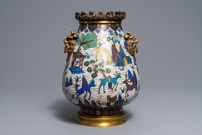 Un vase de forme hu en &eacute;maux cloisonn&eacute;s &agrave; monture en bronze dor&eacute;, Chine, 18/19&egrave;me