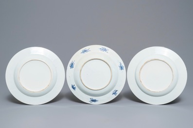 Een paar Chinese famille rose bianco sopra bianco borden en een Imari-stijl 'Parasoldames' bord naar Pronk, Qianlong
