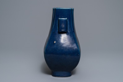Een Chinese monochrome blauwe 'fanghu' vaas, Guangxu merk en periode