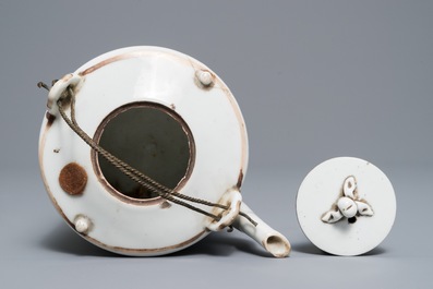 Een Chinese qianjiang cai theepot met deksel, gesign. Wang Youtang, 19/20e eeuw