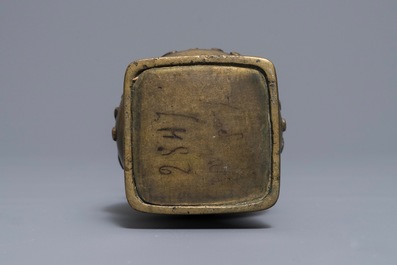 Een Sino-Tibetaanse met zilver ingelegde bronzen vaas, 18/19e eeuw