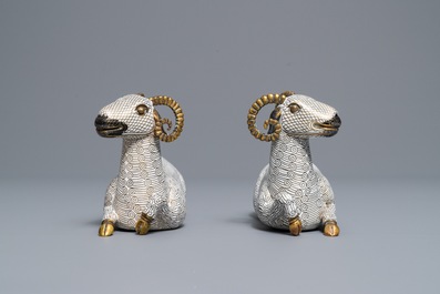 Een paar Chinese cloisonn&eacute; en verguld bronzen modellen van rammen, Qianlong