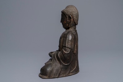 Une figure d'Amithaba Bouddha en bronze aux traces de laque et dorure, Chine, Ming