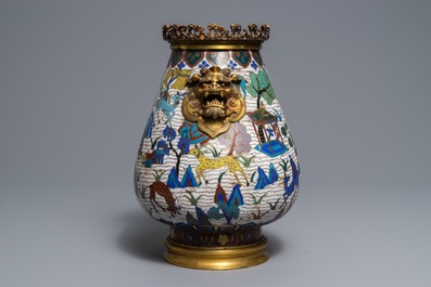 Un vase de forme hu en &eacute;maux cloisonn&eacute;s &agrave; monture en bronze dor&eacute;, Chine, 18/19&egrave;me
