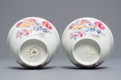 Een paar Chinese famille rose koppen en schotels met fijn floraal decor, Qianlong