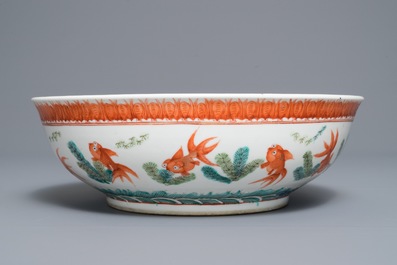 Un bol en porcelaine de Chine rose-verte, marque de Kangxi, 19&egrave;me