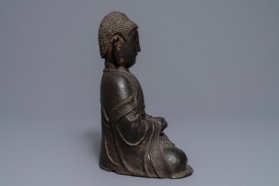 Une figure d'Amithaba Bouddha en bronze aux traces de laque et dorure, Chine, Ming