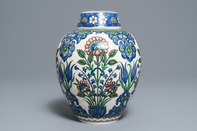 Un pot couvert de style Iznik en fa&iuml;ence de Samson, Paris, 19&egrave;me