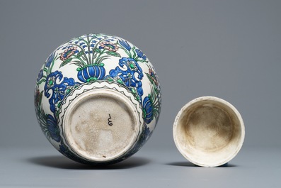 Un pot couvert de style Iznik en fa&iuml;ence de Samson, Paris, 19&egrave;me