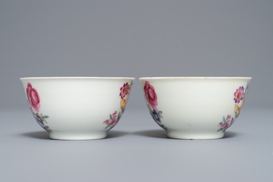 Een paar Chinese famille rose koppen en schotels met fijn floraal decor, Qianlong