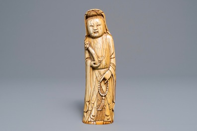 Een Chinese ivoren figuur van een dame, Ming