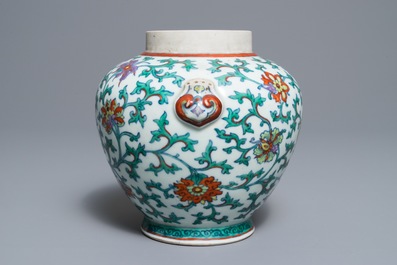 Une verseuse de type 'sengmaohu' en porcelaine de Chine doucai, Kangxi