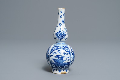Een blauwwit Delfts kalebasvaasje met zwanen en chinoiserie, eind 17e eeuw
