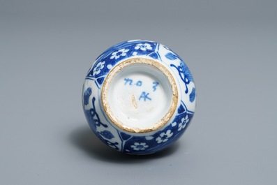 Een blauwwit Delfts kalebasvaasje met zwanen en chinoiserie, eind 17e eeuw