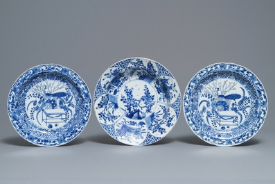 Drie diepe Chinese blauwwitte schotels, Kangxi