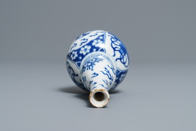 Een blauwwit Delfts kalebasvaasje met zwanen en chinoiserie, eind 17e eeuw