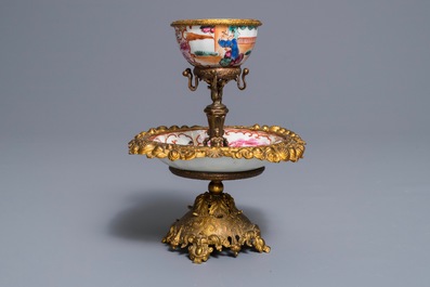 Een Chinese famille rose kop en schotel in verguld metalen montuur, Qianlong en 19e eeuw