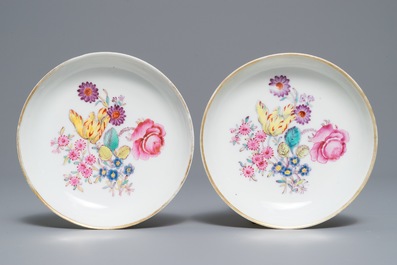 Een paar Chinese famille rose koppen en schotels met fijn floraal decor, Qianlong