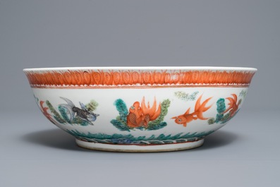 Un bol en porcelaine de Chine rose-verte, marque de Kangxi, 19&egrave;me