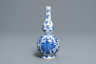 Een blauwwit Delfts kalebasvaasje met zwanen en chinoiserie, eind 17e eeuw