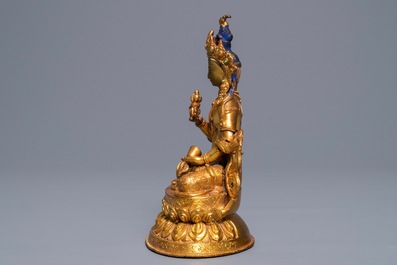 Een Tibetaanse ingelegde verguld bronzen figuur van Tara, 19/20e eeuw
