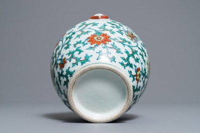 Une verseuse de type 'sengmaohu' en porcelaine de Chine doucai, Kangxi