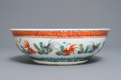 Un bol en porcelaine de Chine rose-verte, marque de Kangxi, 19&egrave;me