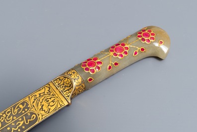 Une dague damasquin&eacute;e &agrave; poign&eacute;e en cristal de roche incrust&eacute; de pierres fines de style moghol, Inde, 19/20&egrave;me