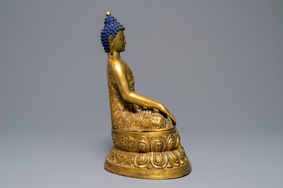 Une figure de Bouddha en bronze dor&eacute; incrust&eacute; de turquoise et corail, Tibet, 19/20&egrave;me