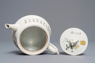 Une th&eacute;i&egrave;re couverte en biscuit &eacute;maill&eacute; de style qianjiang cai, Chine, dat&eacute;e 1894
