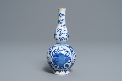 Een blauwwit Delfts kalebasvaasje met zwanen en chinoiserie, eind 17e eeuw