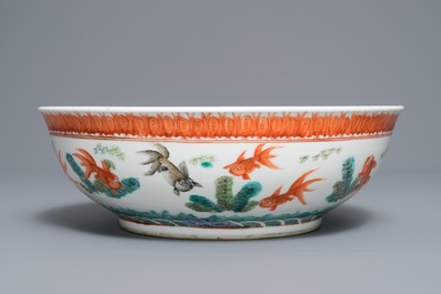 Un bol en porcelaine de Chine rose-verte, marque de Kangxi, 19&egrave;me
