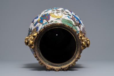 Un vase de forme hu en &eacute;maux cloisonn&eacute;s &agrave; monture en bronze dor&eacute;, Chine, 18/19&egrave;me
