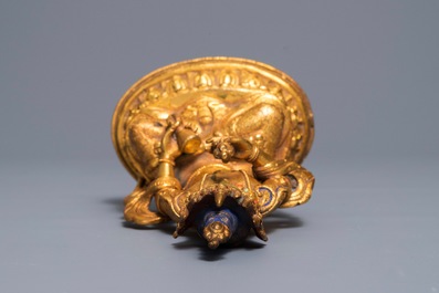 Een Tibetaanse ingelegde verguld bronzen figuur van Tara, 19/20e eeuw