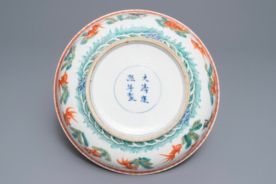 Un bol en porcelaine de Chine rose-verte, marque de Kangxi, 19&egrave;me