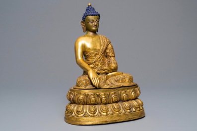 Une figure de Bouddha en bronze dor&eacute; incrust&eacute; de turquoise et corail, Tibet, 19/20&egrave;me