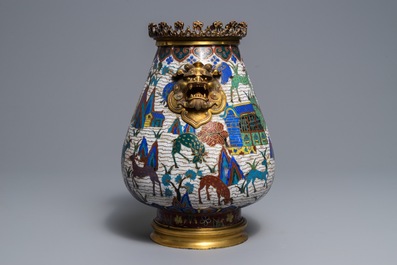 Un vase de forme hu en &eacute;maux cloisonn&eacute;s &agrave; monture en bronze dor&eacute;, Chine, 18/19&egrave;me