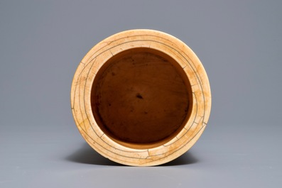 Un pot &agrave; pinceaux en ivoire sculpt&eacute; &agrave; d&eacute;cor des 'Sept sages de la for&ecirc;t de bambous', 18&egrave;me